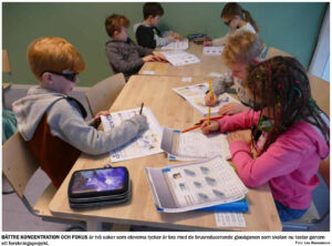 Bättre koncentration och fokus. Foto på elever som bär QuietFrames från ett reportage i lokaltidningen.